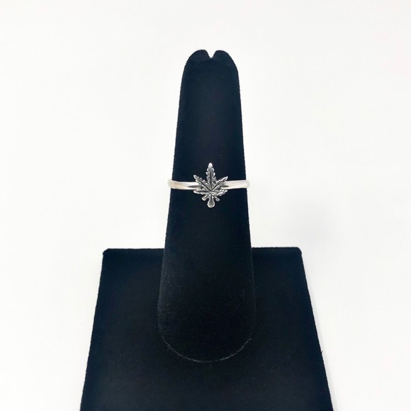 Sterling Silver Marijuana Pot Leaf Symbol Ring - Picture 4 of 8